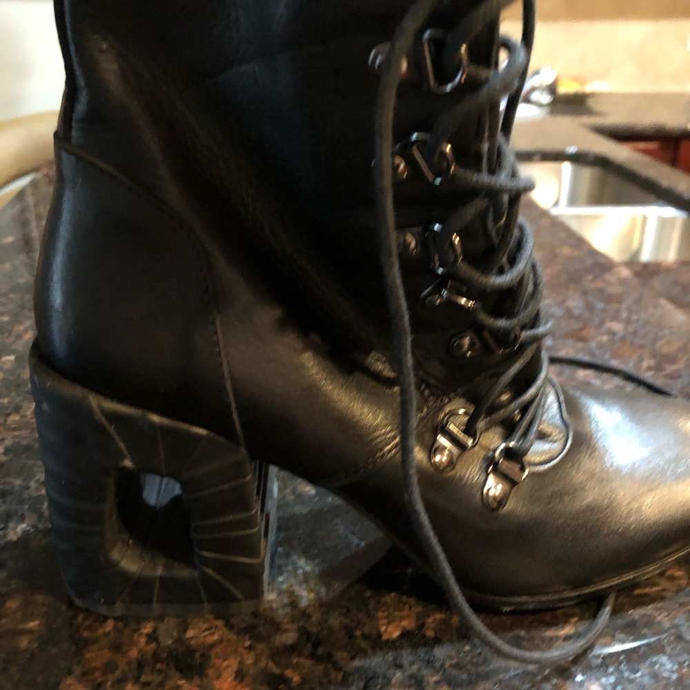 Ladies booties - Picture 2 of 3